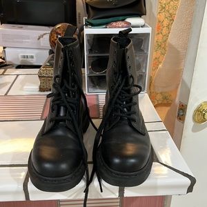 1460 MONO SMOOTH LEATHER LACE UP BOOTS